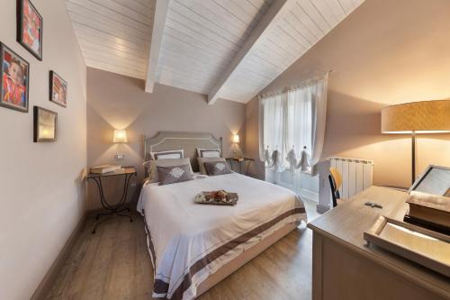 une chambre avec un lit et un bureau avec une lampe dans l'établissement AMORE RENTALS - Maison De Charme, à Sorrente