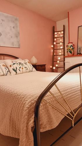 sypialnia z łóżkiem z białą kołdrą w obiekcie La Grive d'Arce w mieście Merrey-sur-Arce