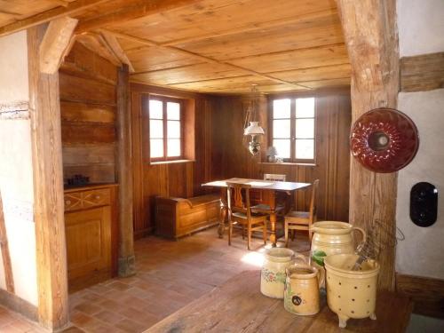a room with a table and chairs in a cabin at Rouge Eglantine in Salenthal