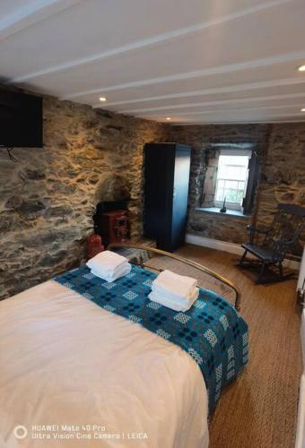 เตียงในห้องที่ Brynglas Cottage with Hot Tub, Anglesey.