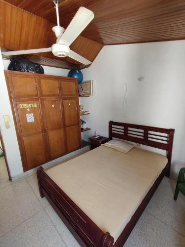 سرير أو أسرّة في غرفة في Hostal El Rodadero