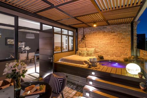 un dormitorio con una cama y un jacuzzi en Chic Pent House Polanco en Ciudad de México