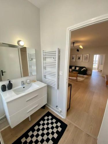 La salle de bains est pourvue d'un lavabo et d'un miroir. dans l'établissement Centre ville Dijon gare / Darcy, à Dijon