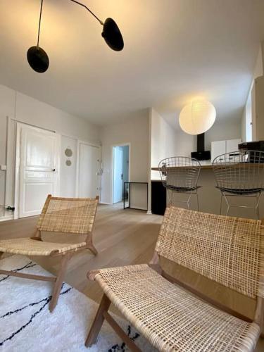 un salon avec deux chaises et une table dans l'établissement Centre ville Dijon gare / Darcy, à Dijon