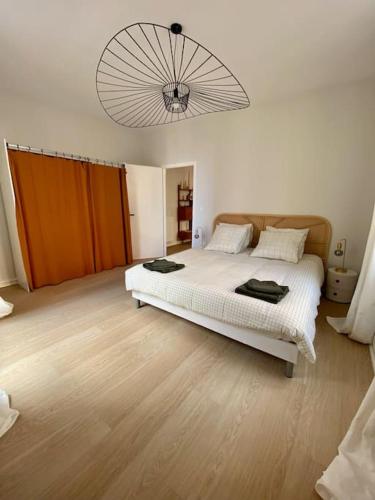 - une chambre avec un lit blanc et un lustre dans l'établissement Centre ville Dijon gare / Darcy, à Dijon