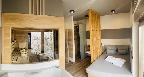 Turistična Kmetija Pungračič في Zavrč: غرفة نوم مع سرير وغرفة معيشة
