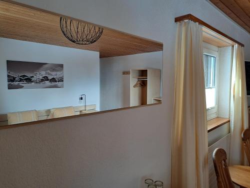 a dining room with a mirror and a window at B&B Pension Rustica in Inden