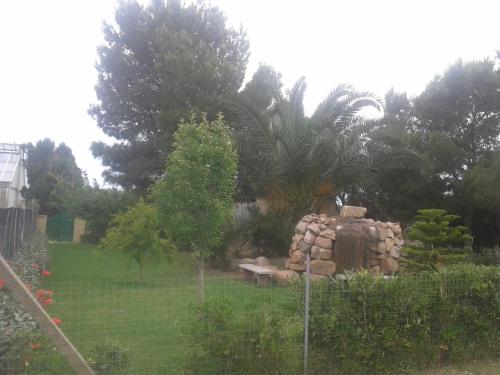 a yard with a stoneificialificialificialificialificialificialificialificialificialificialificial at La Contea in SantʼAnna Arresi