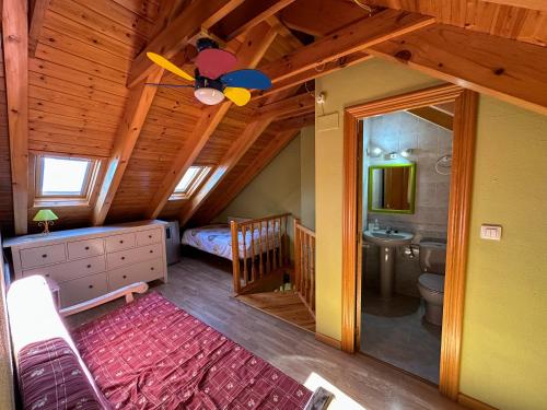 Postel nebo postele na pokoji v ubytování Acogedor ÁTICO DÚPLEX en el centro en Biescas/4pax