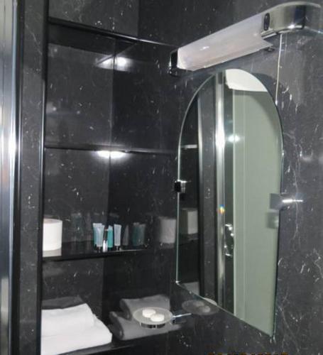 a bathroom with a mirror and a sink at The Old Black Horse Inn in Oxford