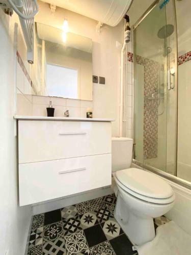 une salle de bain avec des toilettes blanches et une douche dans l'établissement LE GENTILHOMME - Studio - Entrée autonome - Plein centre historique, à Quimper