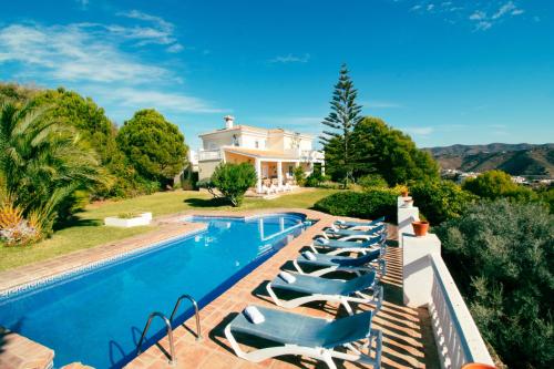 Bazén v ubytovaní Gran villa con vistas al mar y piscina privada alebo v jeho blízkosti