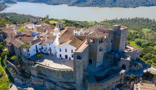 Casas Rurales Tugasa Castillo de Castellar في كاستيلار دي لا فرونتيرا: اطلالة جوية على قلعة قديمة على تلة