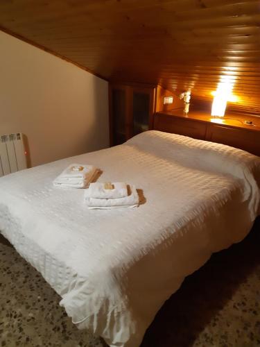 a bedroom with a bed with towels on it at Casa Rural El Rincón de Diego in La Puebla de Valverde