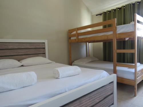 1 dormitorio con 2 literas y escalera en Bavaro Hostel, en Punta Cana