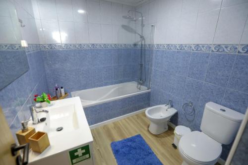 y baño con aseo, bañera y lavamanos. en Tesouro do Atlântico en Ponta Delgada