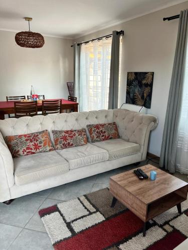 a living room with a white couch and a coffee table at Casa Sector Oriente Talca in Talca