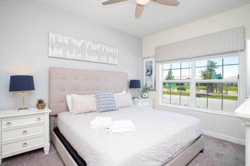 Habitación blanca con cama y ventana en Ravishing Four Bd w/ Pool Close to Disney 4947, en Kissimmee