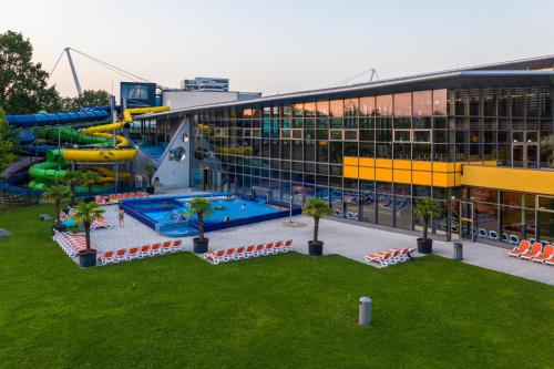 ein großes Gebäude mit Pool und Wasserpark in der Unterkunft Skyline Apartment Belle Vue in Karlsruhe