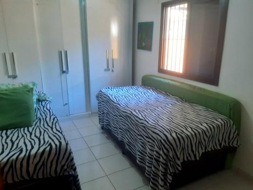 Tempat tidur dalam kamar di Apartamento Garden 72 m2 Quintal/churrasqueira - 3 Quadras da praia