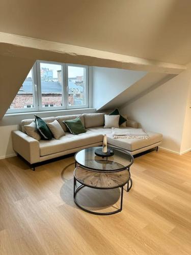 een woonkamer met een bank en een tafel bij Duplex hyper centre in Luik