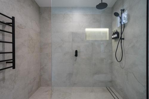 W łazience znajduje się prysznic ze szklanymi drzwiami. w obiekcie La Cabine Tootgarook - Private studio w mieście Tootgarook