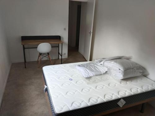 Cama en habitación con piano y escritorio en Appartement à 15mn du centre ville de Rouen en Canteleu