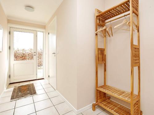ジルレジェにあるThree-Bedroom Holiday home in Gilleleje 14の白い壁の客室で、木製の二段ベッドが備わります。