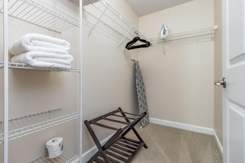 een badkamer met een handdoekenrek en handdoeken bij ConTemporary Stay in Central Peoria in Peoria