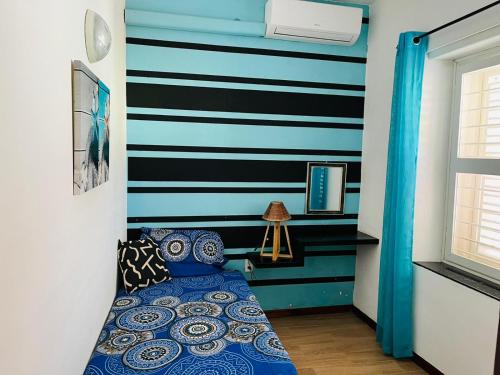 威廉斯塔德的住宿－Catherine Suites，一间拥有蓝色和黑色条纹墙的房间
