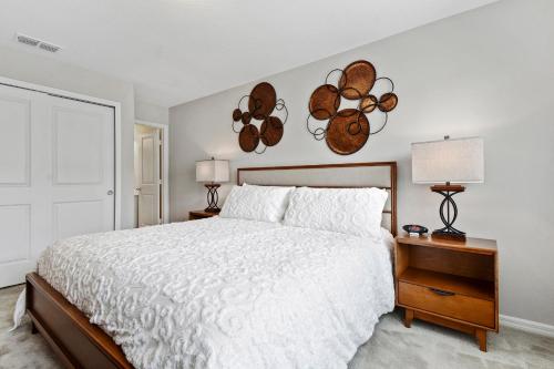 - une chambre avec un lit, deux lampes et une fenêtre dans l'établissement Stunning 4 Bd w/ GameRoom Close to Disney 5110K, à Kissimmee
