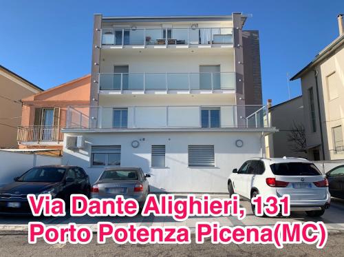 una casa con coches aparcados delante de ella en Conero-30 mt dal Mare, Corte e Spiaggia di sabbia-Stella en Porto Potenza Picena