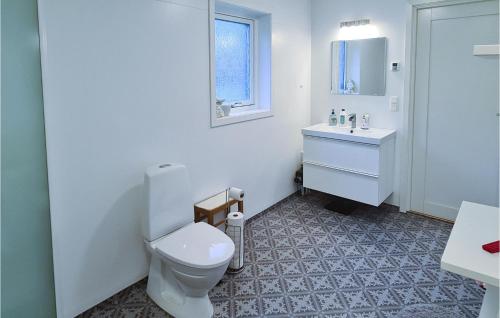 uma casa de banho branca com um WC e um lavatório em 4 Bedroom Gorgeous Home In Varberg em Varberg