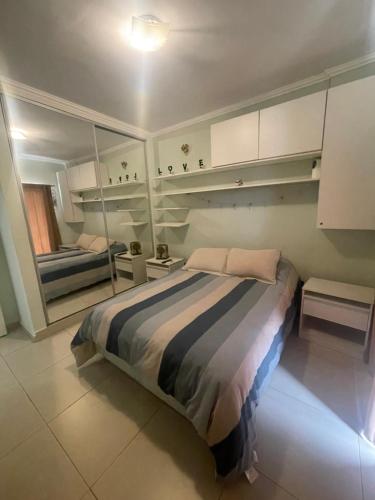 1 dormitorio con 1 cama grande en una habitación en Departamento Camba Cua en Corrientes