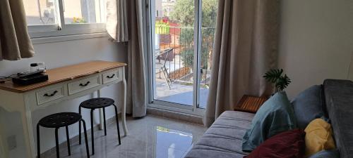 - un salon avec un canapé et une table dans l'établissement הרוגע שלי בבית רובינזון, à Nahariya