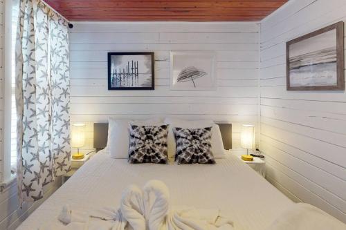 - une chambre avec un lit et deux oreillers dans l'établissement 1 - Seahorse Cottages, à St. Pete Beach