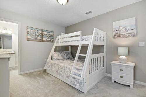 - une chambre avec des lits superposés blancs et une échelle dans l'établissement Four Bedrooms Resort TownHome 5128, à Kissimmee