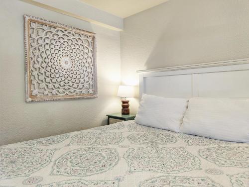 a bedroom with a bed and a picture on the wall at The Fountain Creek Inn of Manitou Springs in Manitou Springs