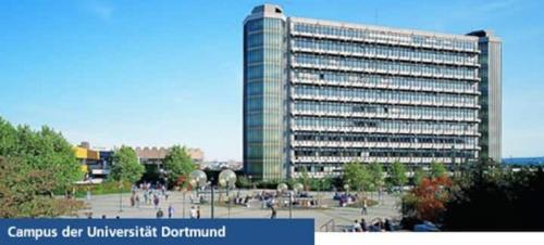 Un grand bâtiment avec beaucoup de gens devant lui dans l'établissement schöne große Wohnung 2 Schlafzimmer bis 6 Pax nähe Stadion Signal Iduna, à Dortmund