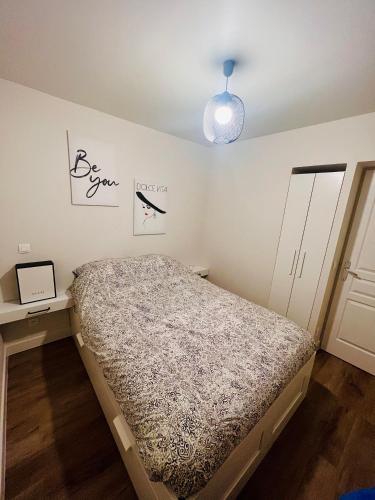 Un dormitorio pequeño con una cama y un escritorio. en Apparte/Hotel de Luxe, en Melun