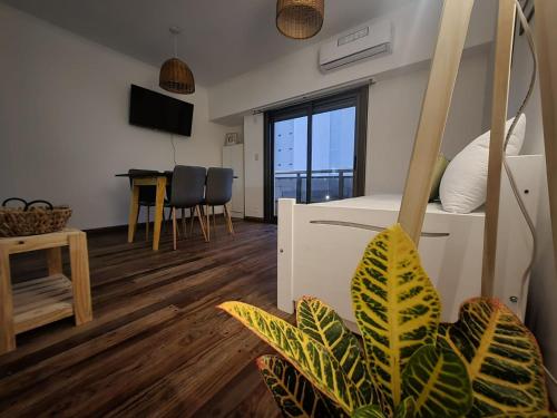 een kamer met een bed en een eetkamer met een tafel bij Depto Categoria Zona Plaza Italia con opcion de cochera By Lofter in La Plata