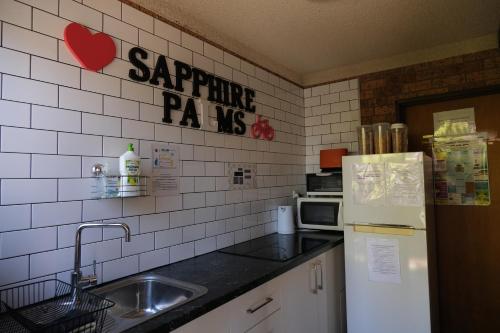 Una cocina o zona de cocina en Sapphire Palms Motel