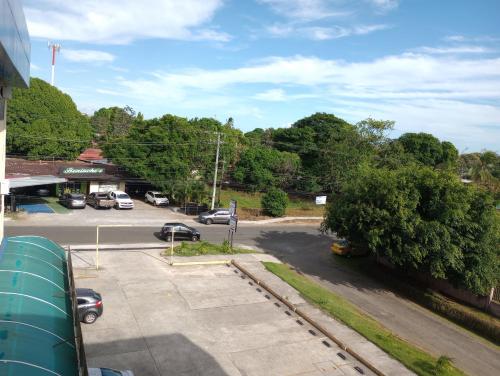 una vista de un aparcamiento con coches aparcados en Apartamento nueva era en David