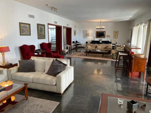 Posezení v ubytování Athens 360 penthouse, panoramic City view