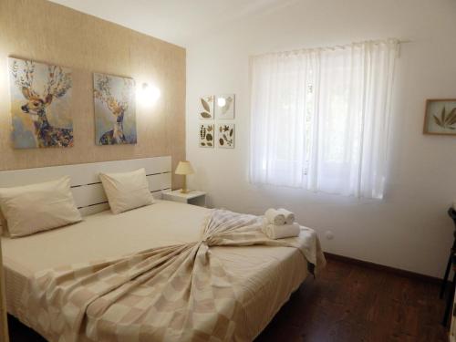 Un dormitorio con una cama con un osito de peluche. en Villa Sol e Mar, en Portimão