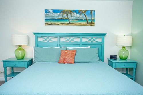 um quarto com uma cama azul e duas mesas azuis em Gorgeous 5 Bd Single Family with Pool 5528 em Davenport