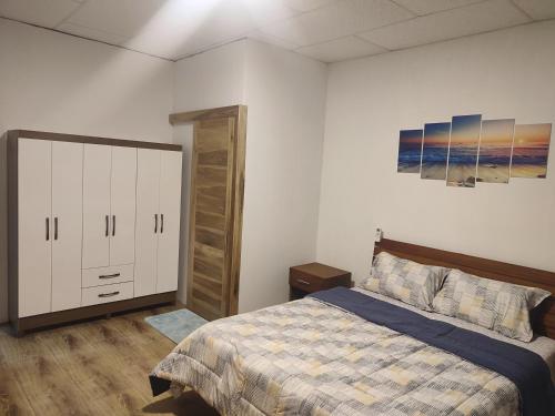 Postel nebo postele na pokoji v ubytování ROOM COLIBRÍ - La Casa de Eros