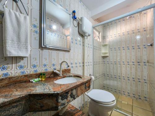 ein Bad mit einem Waschbecken und einem WC in der Unterkunft POUSADA ACONCHEGO in Bombinhas