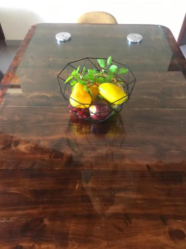 un bol de fruta en una mesa de madera en CAMPO y PLAYA OLON HACIENDAS, en Olón