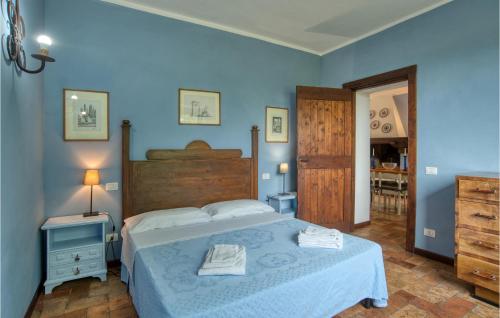 - une chambre avec un lit et un mur bleu dans l'établissement Alfina 2, à Castel Giorgio
